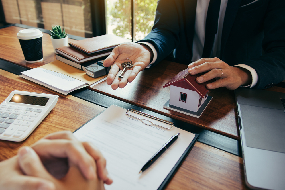 Hand,Of,Real,Estate,Agent,Passes,The,Key,To,New